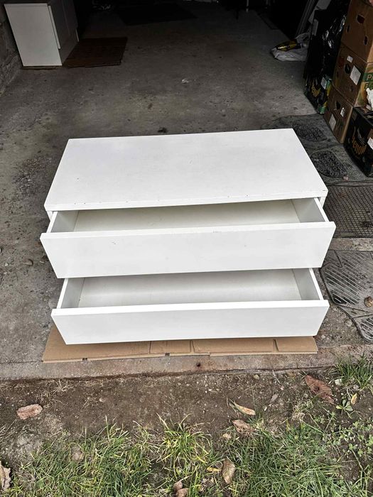 2 comode albe în stare bună