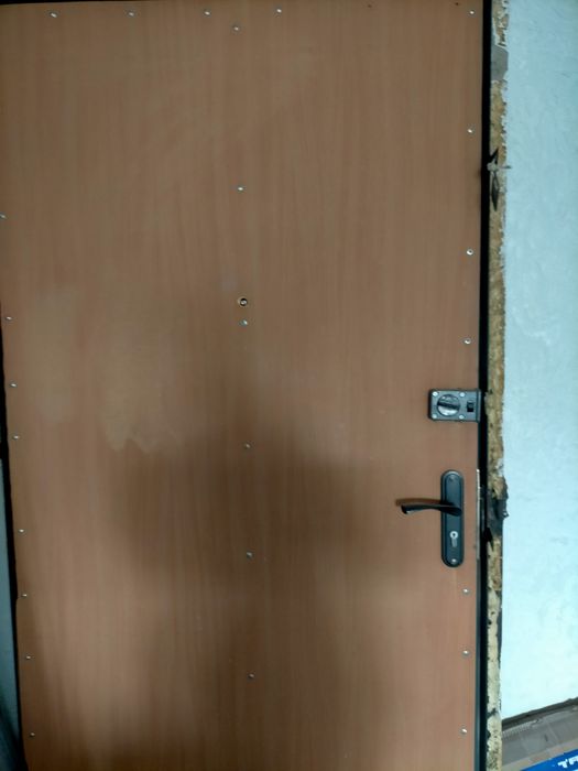 Продам дверь металлическую.