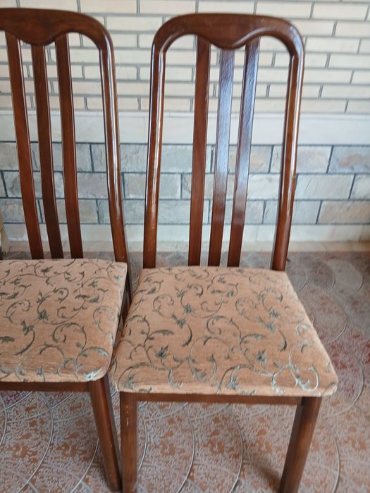 Yaxshi holatdagi 8 kishilik  stol stul sotiladi