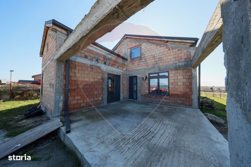Duplex  la roșu cu 2 apartamente - 6 camere, terase generoase și curte