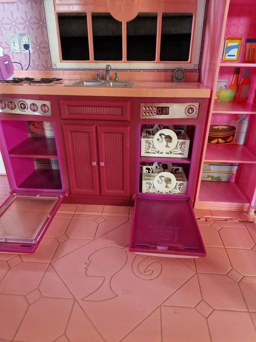 Barbie 11 păpuși și accesorii + Casa păpuși gratis
