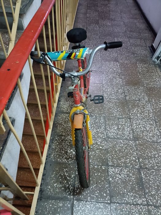 Vand 2 biciclete copii 3-6 ani cea mica si 6-10 ani cea mare.