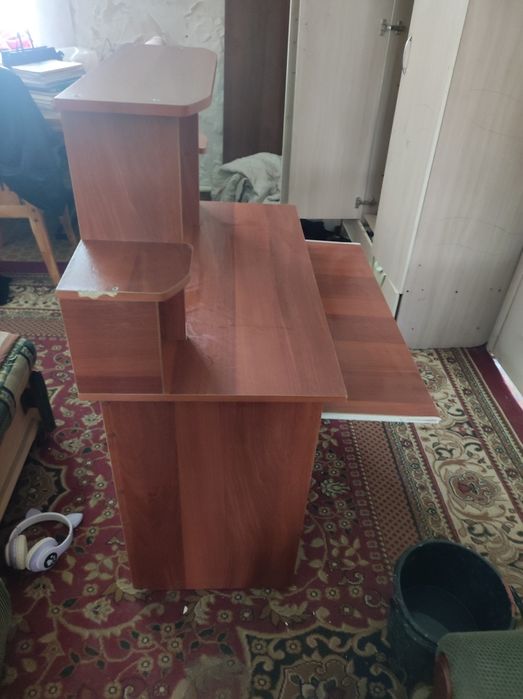 Компьютерный стол в среднем состоянии