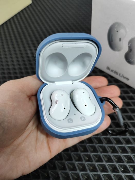 SAMSUNG GALAXY BUDS live в отличном состоянии.