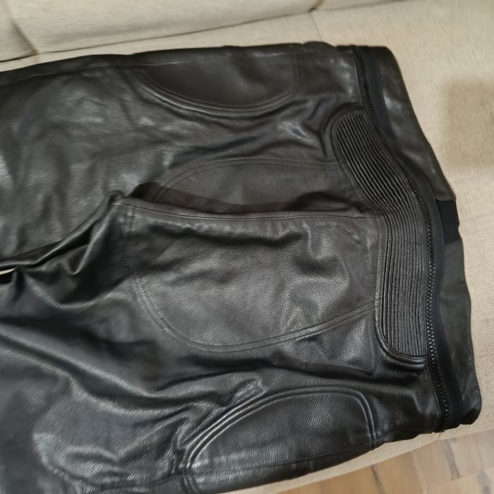 Vând pantaloni de motor din  piele