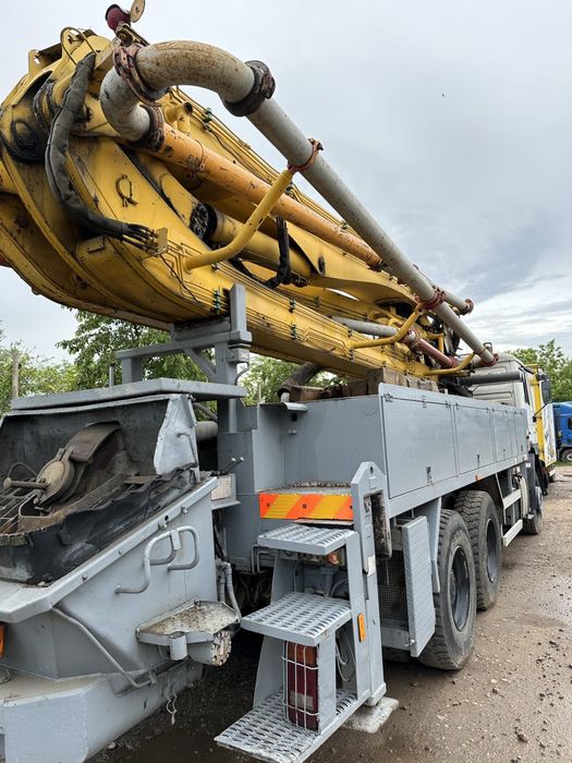 vând pompă de beton în stare bună