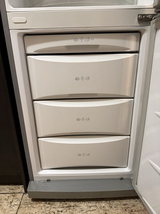 Хладилник с фризер LG