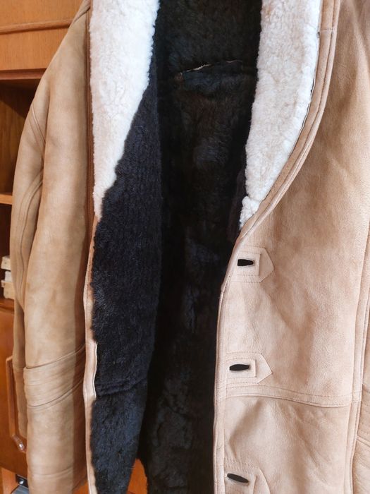 Cojoc din piele întoarsă.