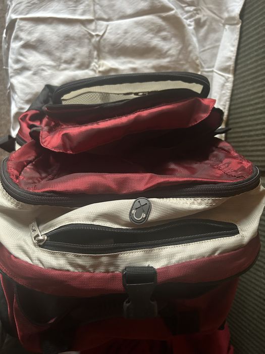 Раница с много отделения и джобове