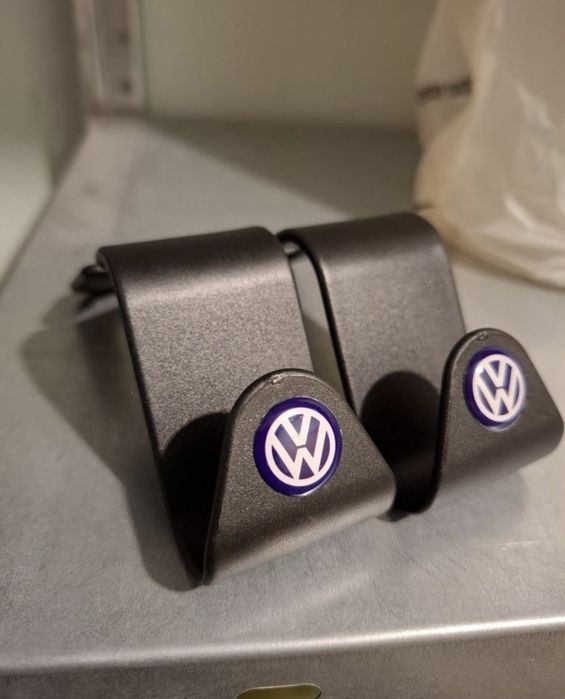 Vand set 2 carlige pentru tetiera scaun auto cu logo VW