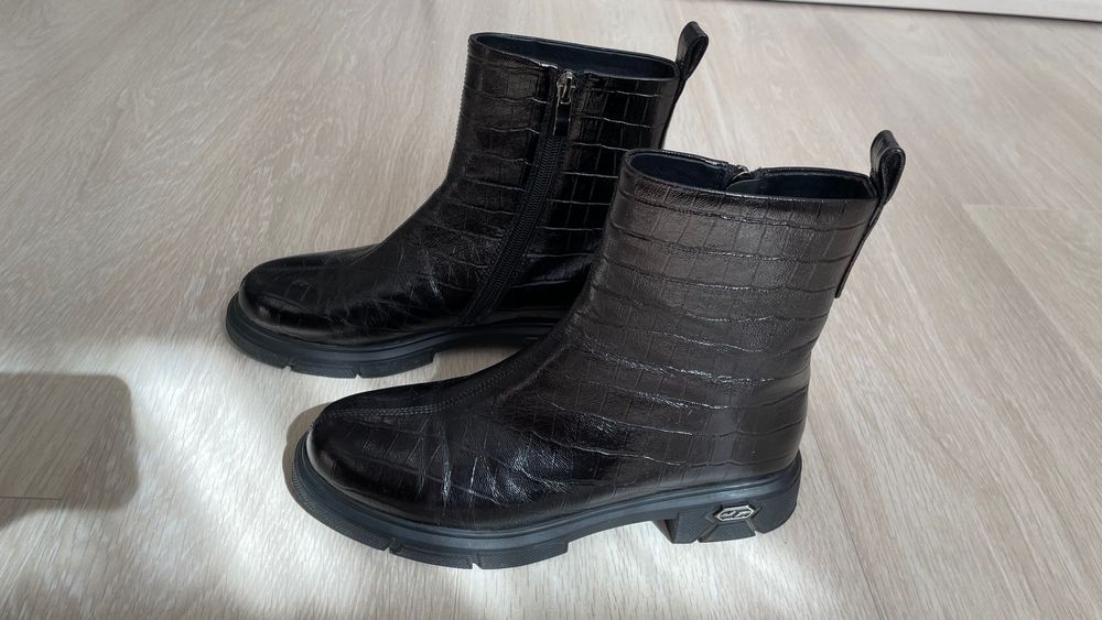 Кожаные осенние сапоги Челси