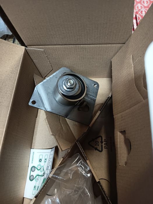 Продавам нови гарнитури за глава,картер,капак клапани,болтове за главата и комплект  ремък и ролка за Рено лагуна 1 ,1,9 ДЦИ