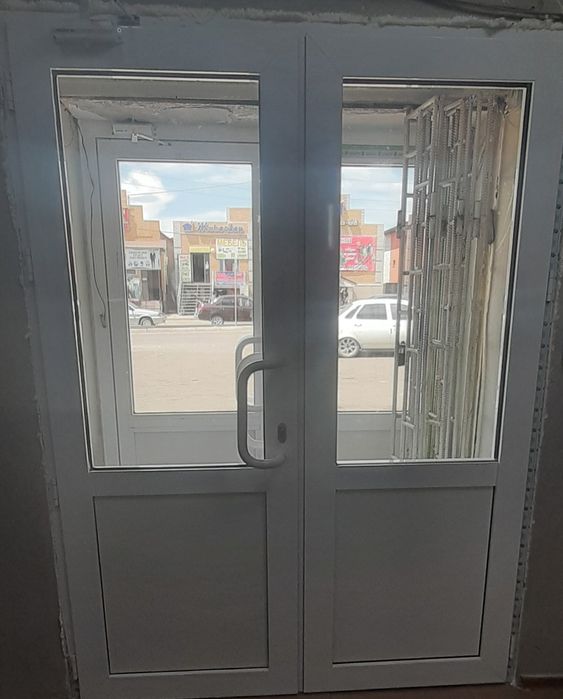 Продам б/у пластиковые двери