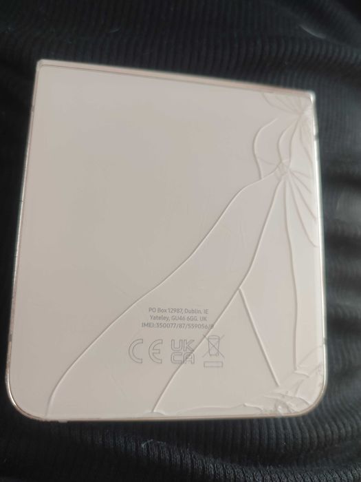 samsung z flip 4 rose gold пукнат гръб