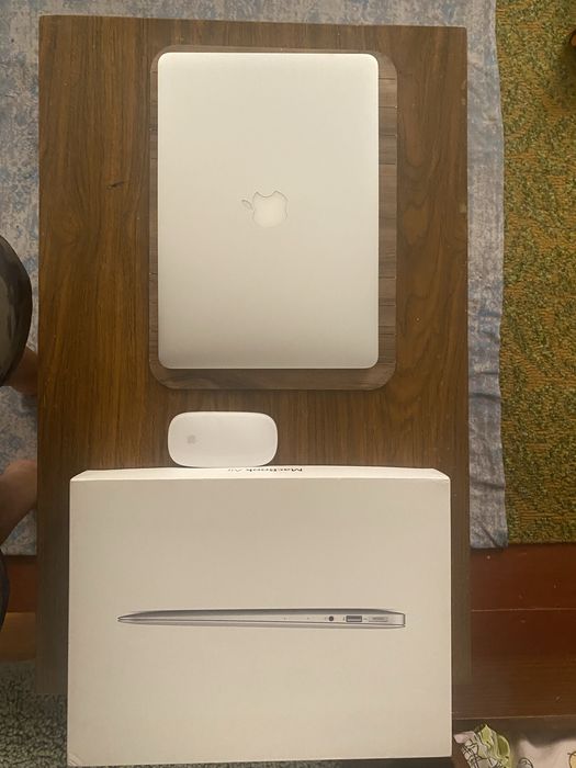 MacBook Air  375$