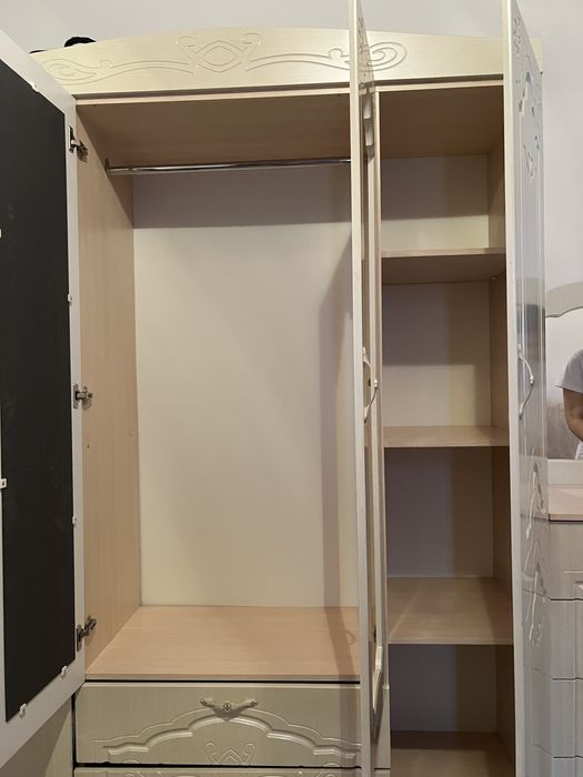 Шкаф и туалетный столик