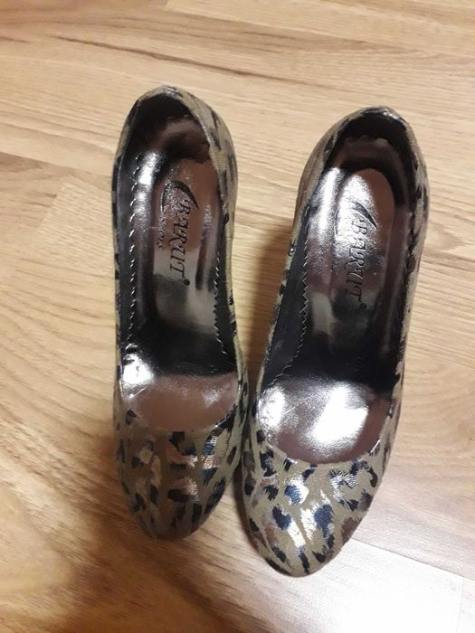 Елегантни обувки на ток