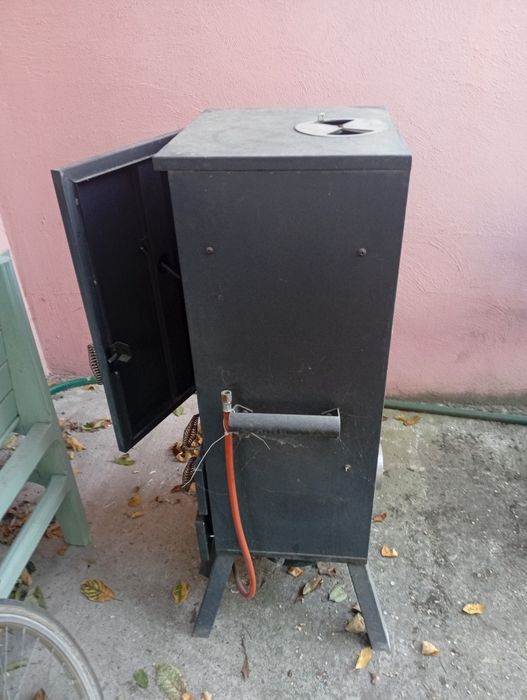 Afumătoare pe gaz și aschii