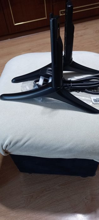 Крака за монтаж на телевизора  и захранващ кабел