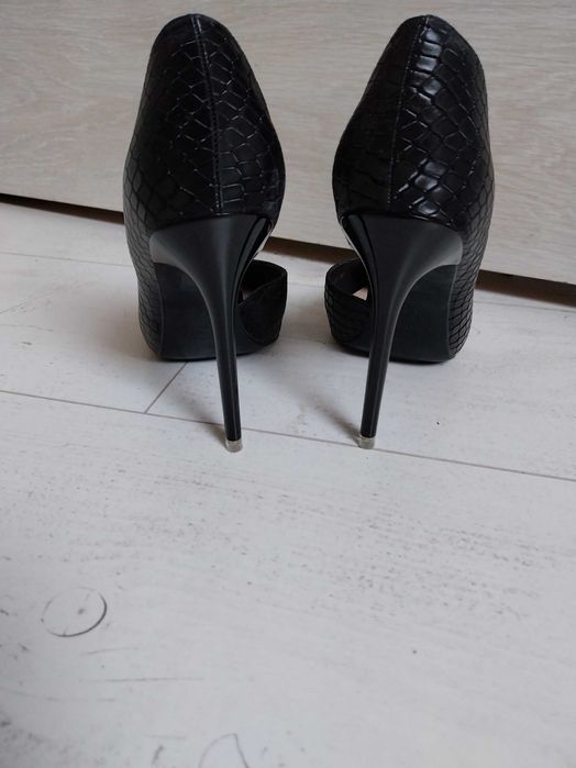 Елегантни черни обувки на висок ток нови