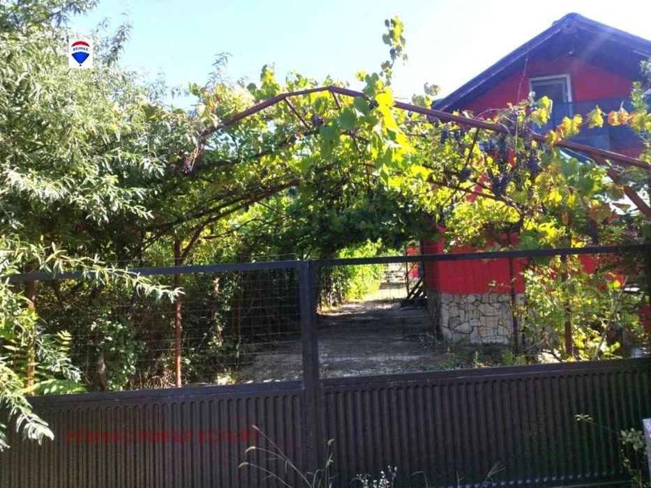 Вила на три етажа за продажба 10 километър