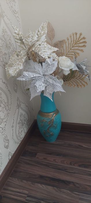 Ваза с декоративными цветами