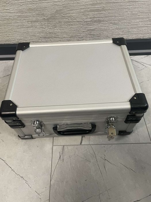 Нов професионален LED медицински челник – комплект с куфар