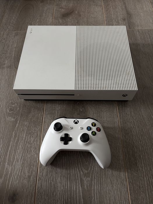 Продам Xbox One S с играми