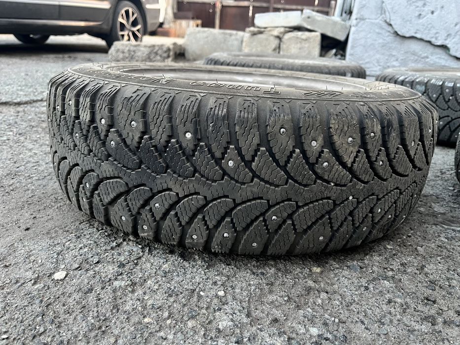 Продается зимние шины со штампами.