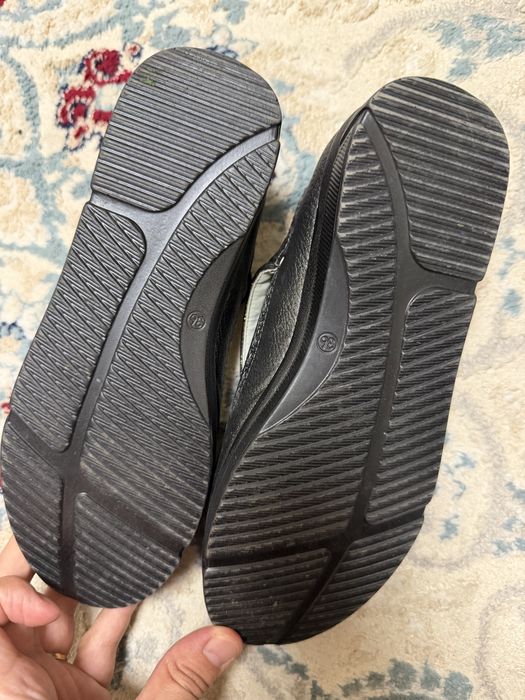 Продам туфли новые для девочки