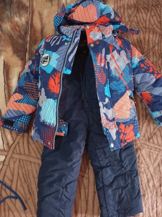 Продам зимний комбинезон на мальчика