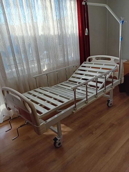 Механично болнично легло с четири секции и матрак