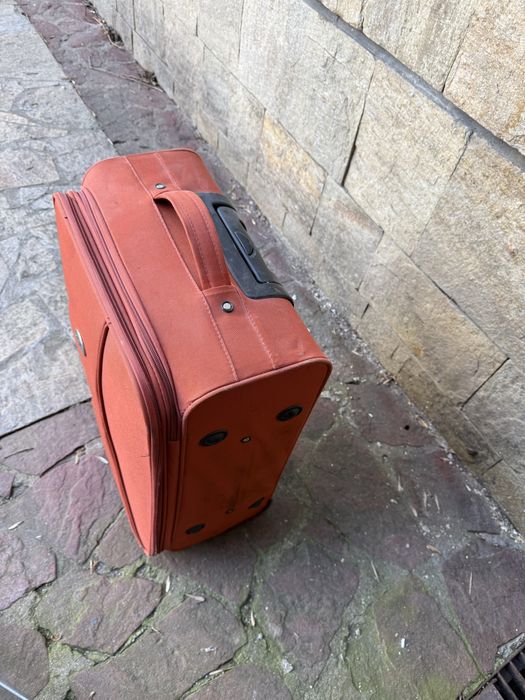 Оранжев куфар - захабен, но здрав