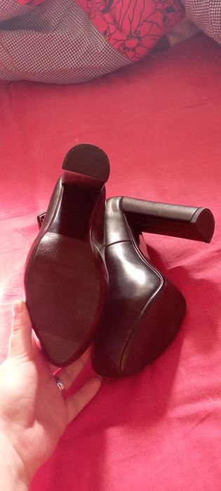 Новые туфли на высоких коблуках