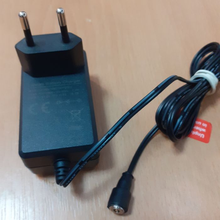 Vând Alimentator pentru încărcat acumulatori Lithium-Ion, 
21V 0,9Amperi 18W ,