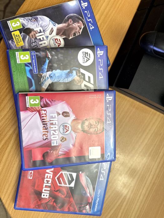 PlayStation 4 PS4 + 2 джойстика + игри