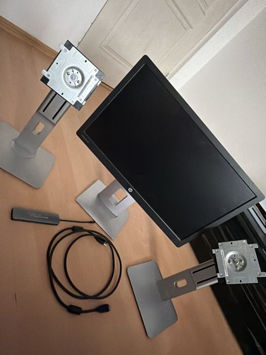 Monitor Hp, cablu dvi hdmi,  hub, suport monitoare se vand urgent!!!