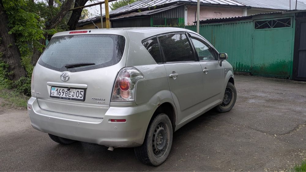 Машина Toyota Corolla Verso 2007 года