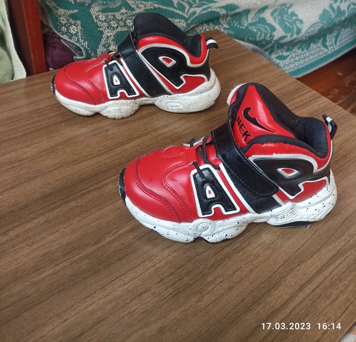 Кроссовки 30размер на мальчика