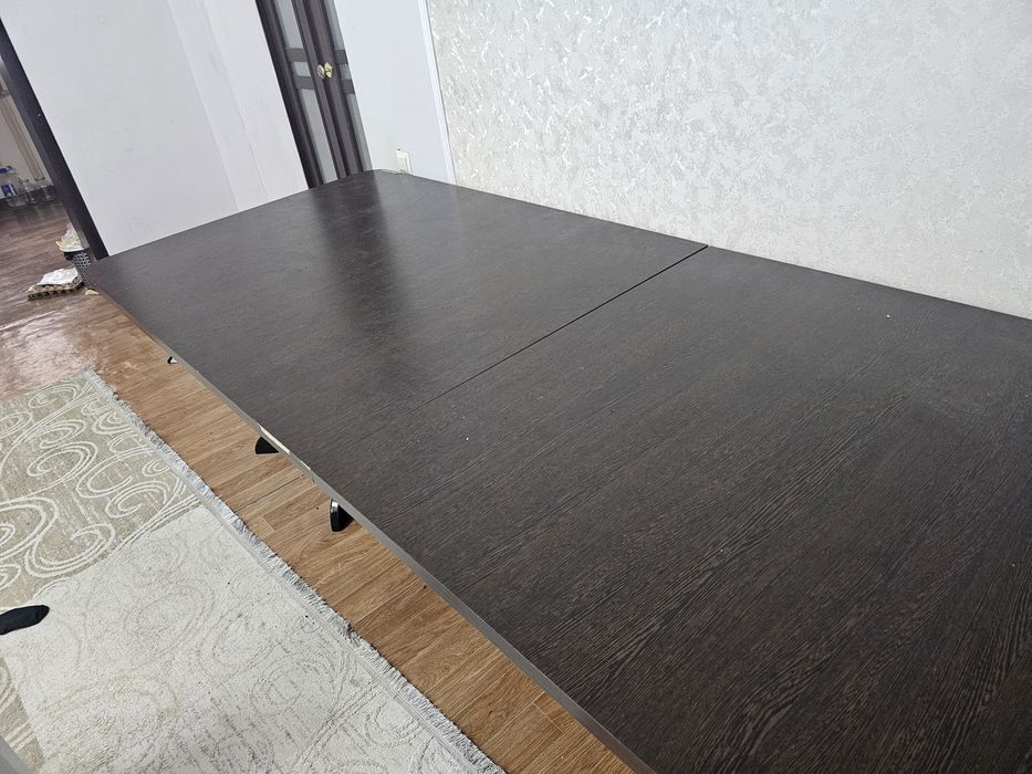 Темно коричневый стол для гостей