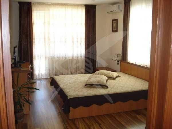 Дава се под наем Етаж от къща в с. Белащица, Област Пловдив - 185 кв.м за 1115 € - Снимка #1