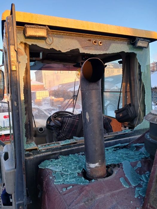 Лобовое стекло на технику, погрузчики, экскаваторы, кары