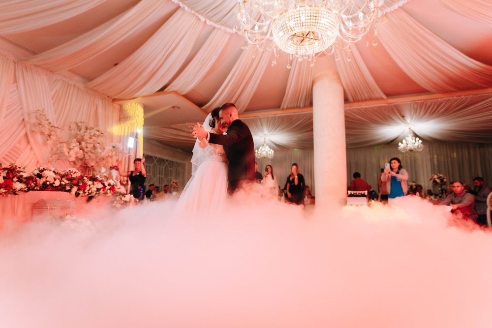 Fum greu dansul mirilor gheata carbonică artificii cabină foto