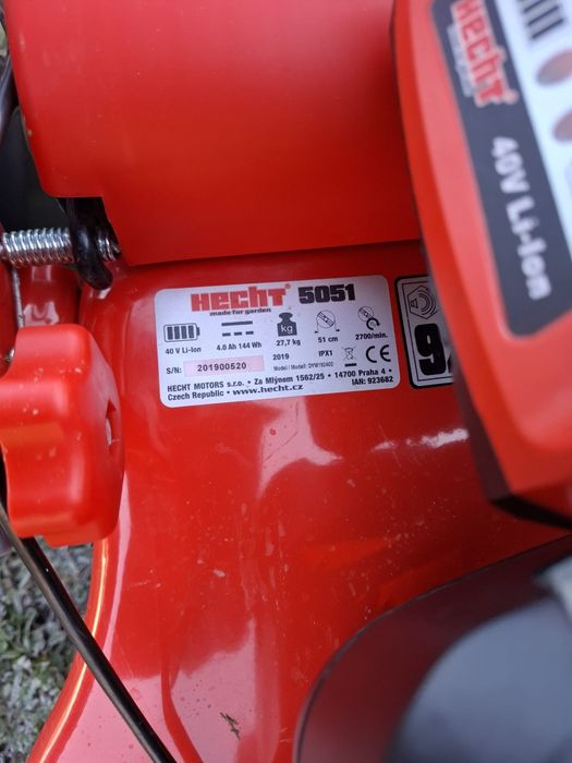 Hecht pe acumulator, mașina de tuns gazon