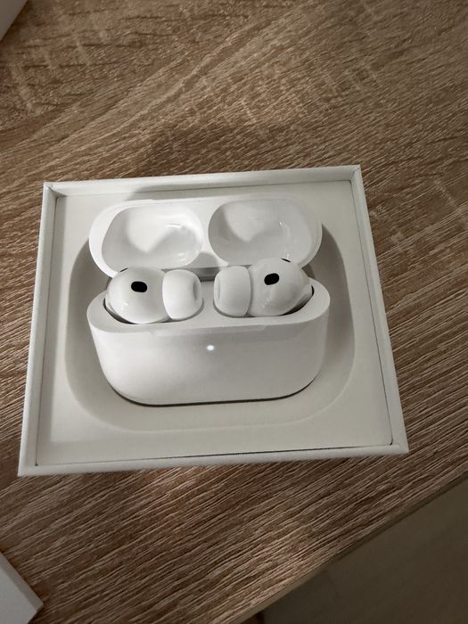 MacBook Air M4 și Airpods Pro 3