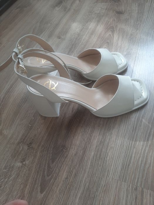 Босоножки новые кожа 39 размер