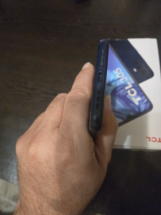 ПРОДАВАМ Телефон. TCL305