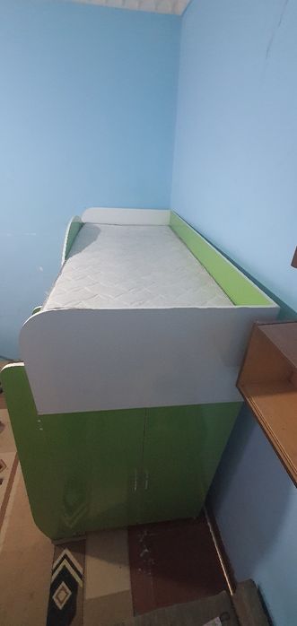 Детский уголок с кроватью на 2ом этаже и партой на 1ом