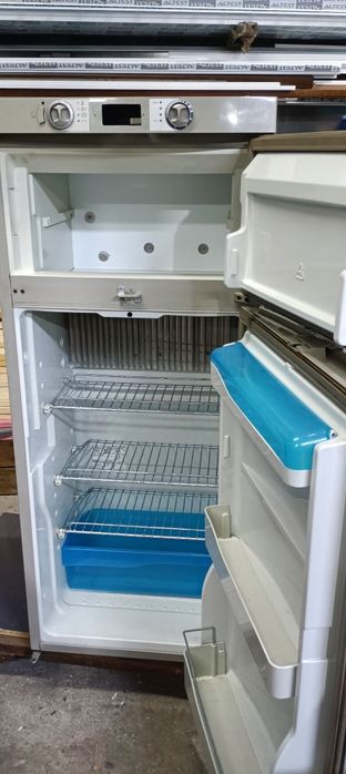 Хладилник на газ ,12 в. и 220 от кемпер