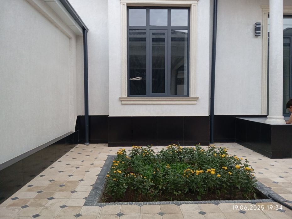 Toshkent viloyati Nurafshon shaxri markazida 2.75 sotixli 5 xonali uy